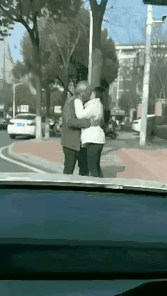 只要不违法，你情我愿的事，别人就不要多管闲事…