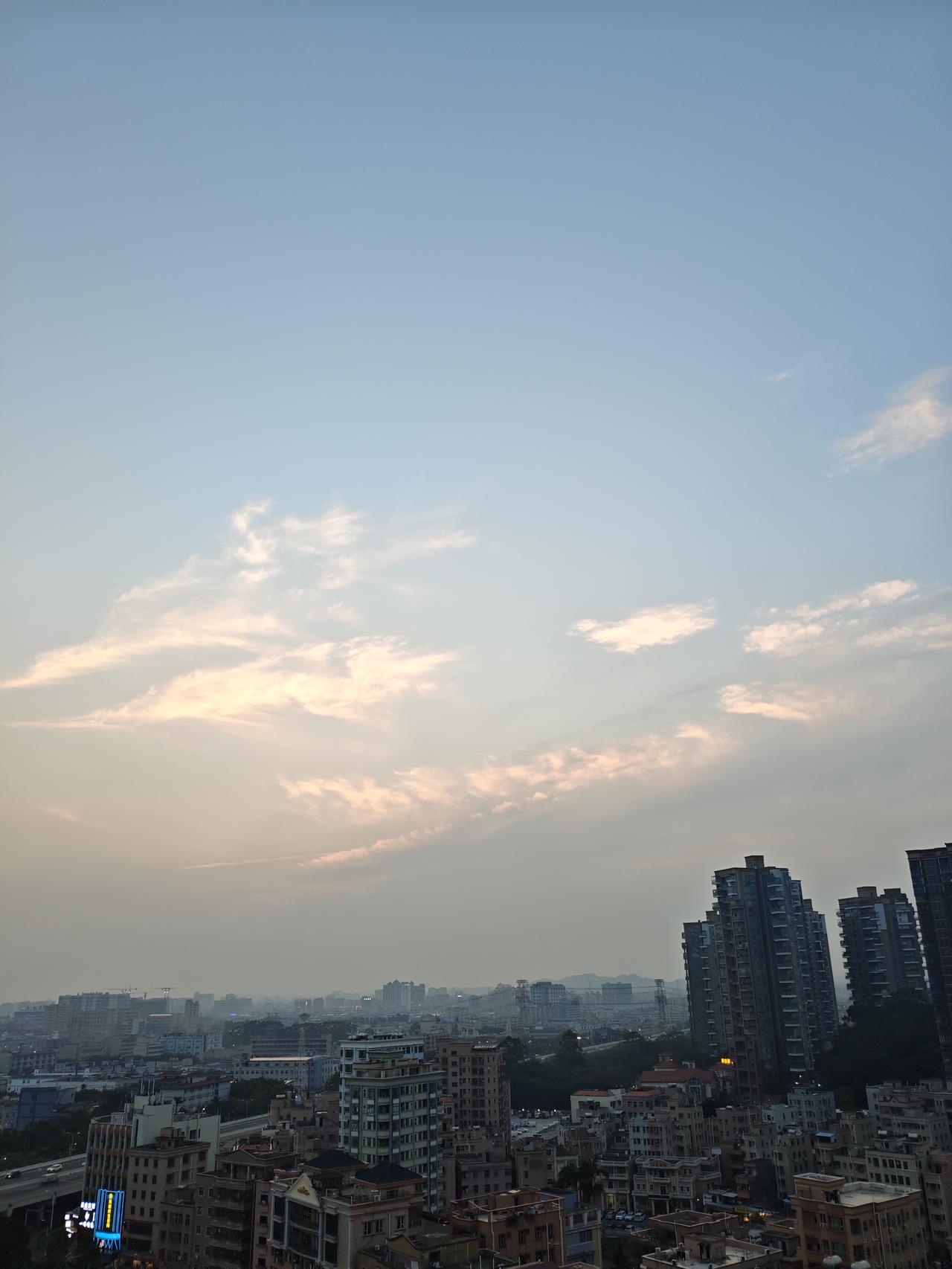 我拍到的落日瞬间昨天下午在阳台上拍到的落日夕阳，淡淡的，好有意境！