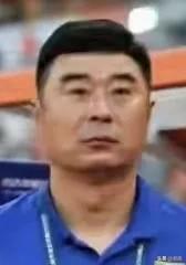 鲁京德比仅一球之差。
比赛精彩、激烈、刺激又漂亮。
韩鹏希望以1:0的比分坚守到