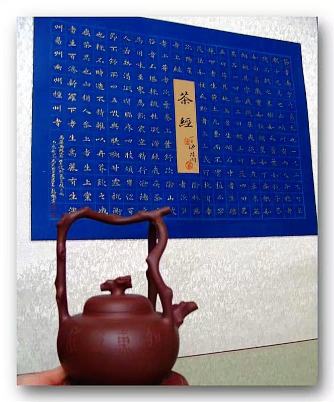 上联：一碗杜康酒；
下联：半壶普洱茶。