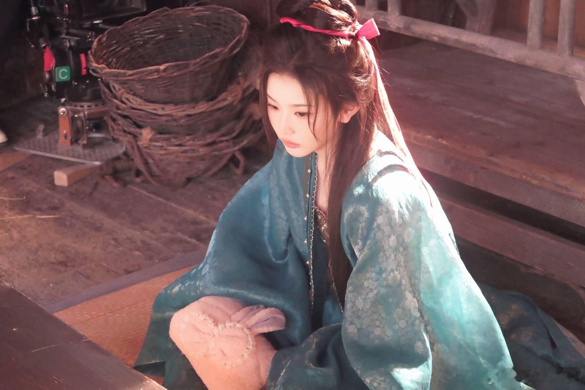 孔雪儿自曝拍戏有分离焦虑不回避内心的细腻情绪，也懂得和情绪共处，自然流露的状态看