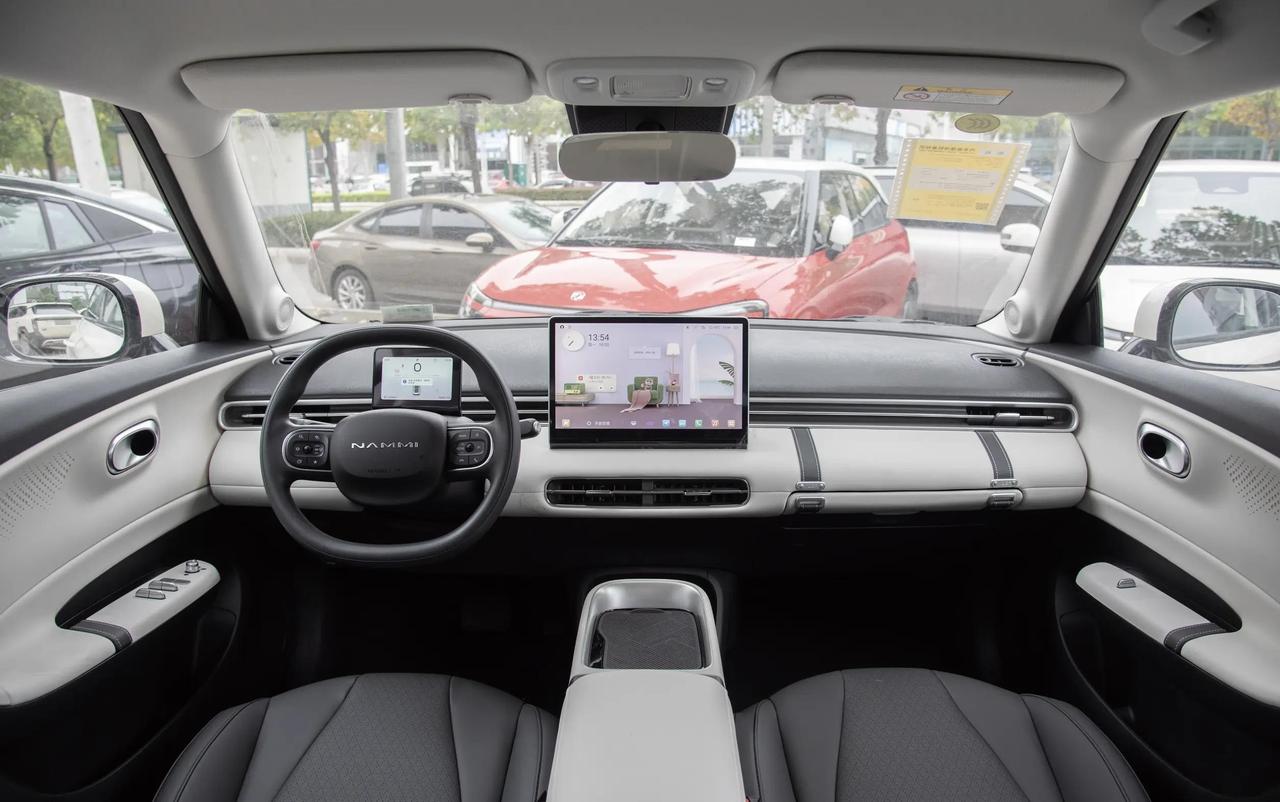 我闺蜜上周想买台代步小车，预算撑死了10万。她跑了好几家店，回来跟我说了一句话让