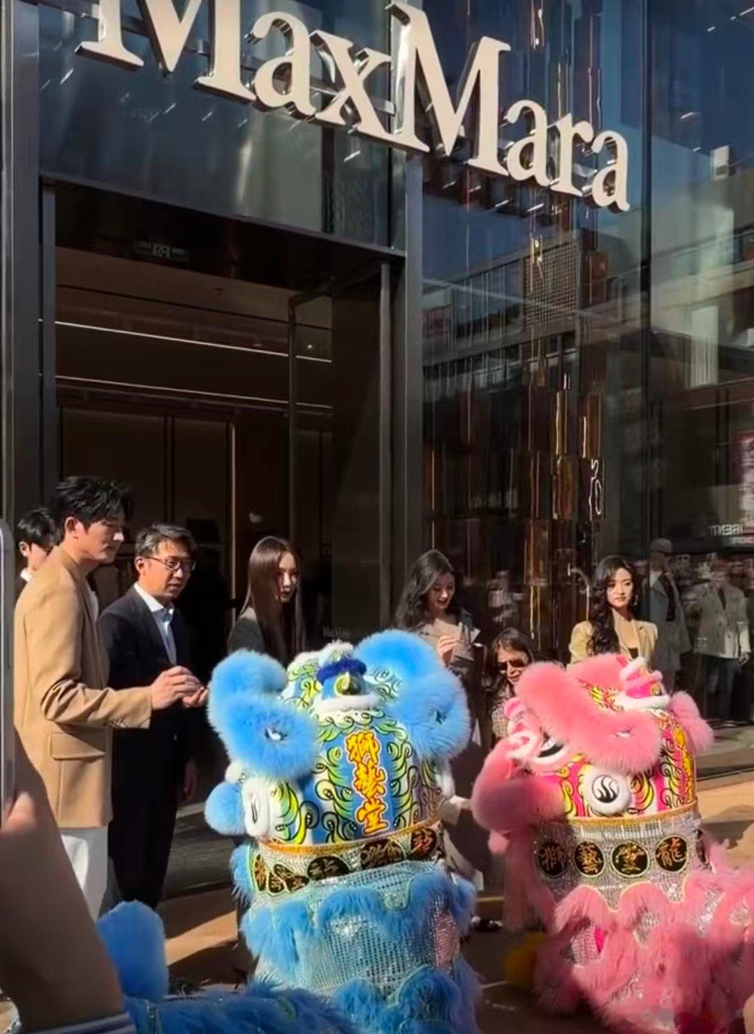 蒋欣戚薇沈月同框蒋欣戚薇沈月活动同框 线下同框名场面！颜值与气质双双在线，三个人