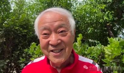 相声演员牛群近况，76岁的他满头白发尽显老相，已经不是网友们记忆中的模样，只是他