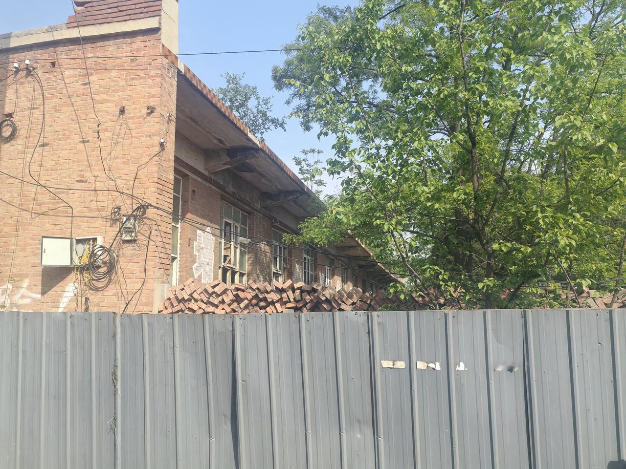 农村人们省吃俭用集资盖的学校，久已荒废，马上要塌
我的建议是，太谷区要以农村经济