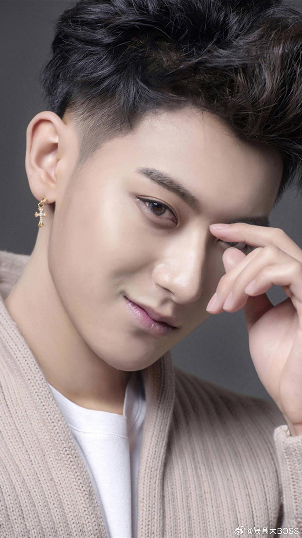 黄子韬因为减肥后脑勺秃了 由于头发恢复期要 3-6 个月，黄子韬一度自闭到偷偷哭