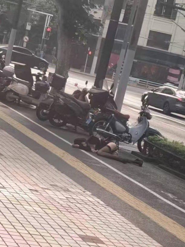 这是喝了多少啊，
美女，大街上不能随便睡觉。