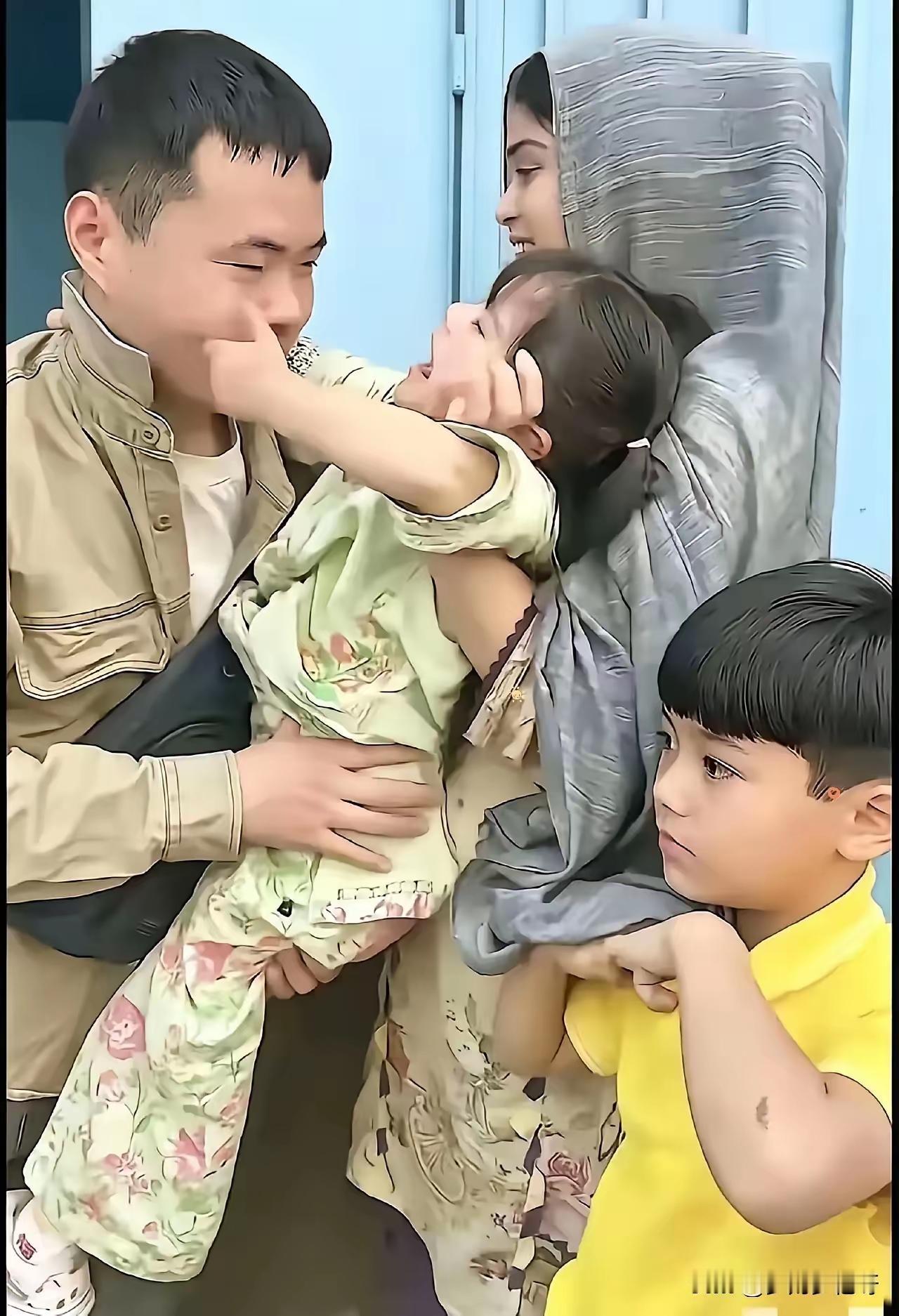 山东小伙跑到巴基斯坦打工，娶了当地媳妇，还生了一儿一女。
​本来日子过得挺热乎，