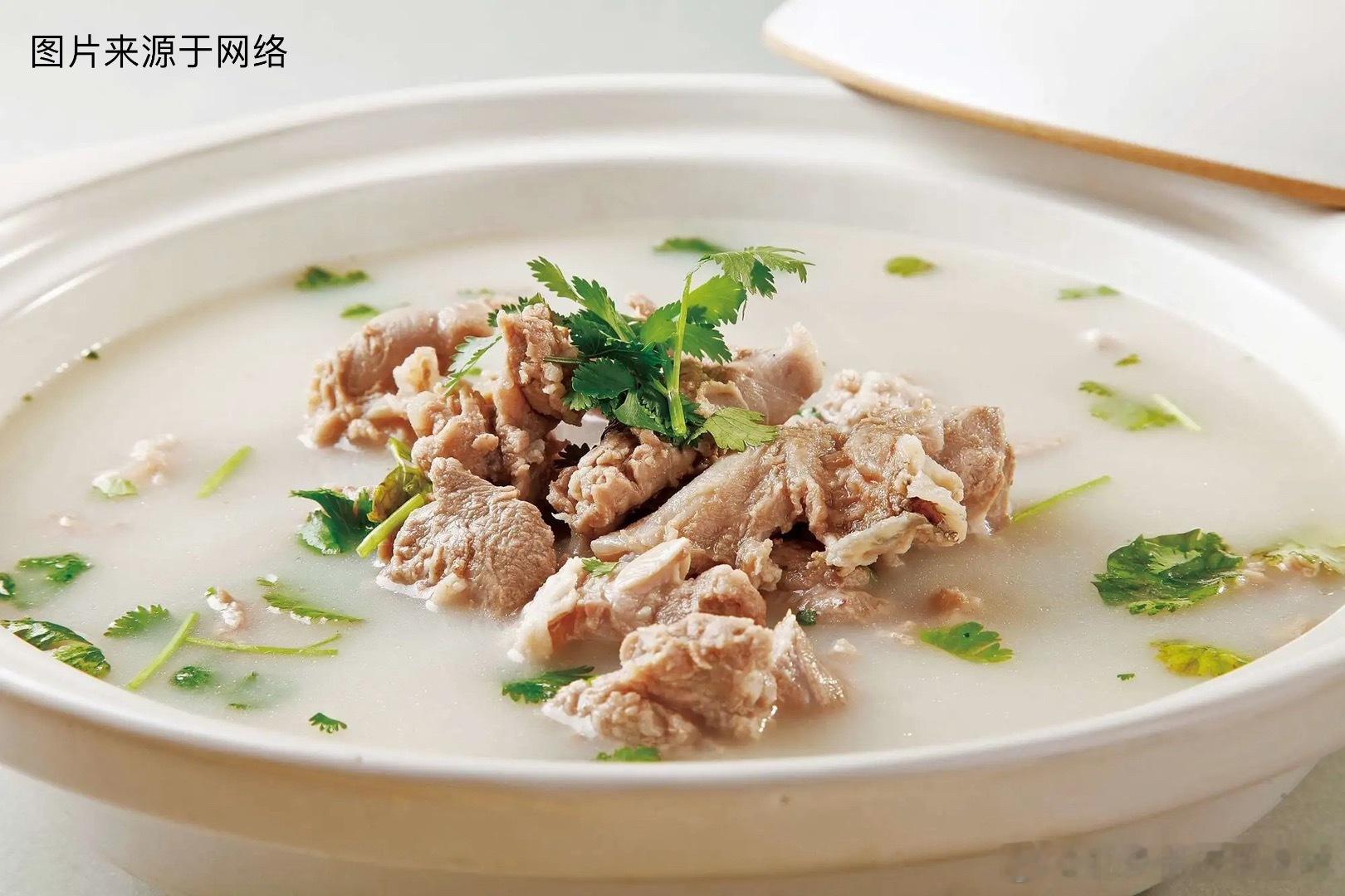 补火助阳用肉桂之肉桂的食疗：1.羊肉肉桂汤：将 6克桂皮放在1斤左右的炖肉中，炖