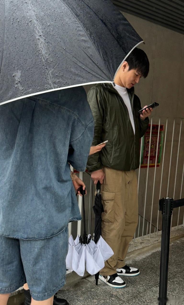 请回答1988善宇新照，与偶遇的网友热情打招呼，丝毫没有明星架子！镜头下的他比前