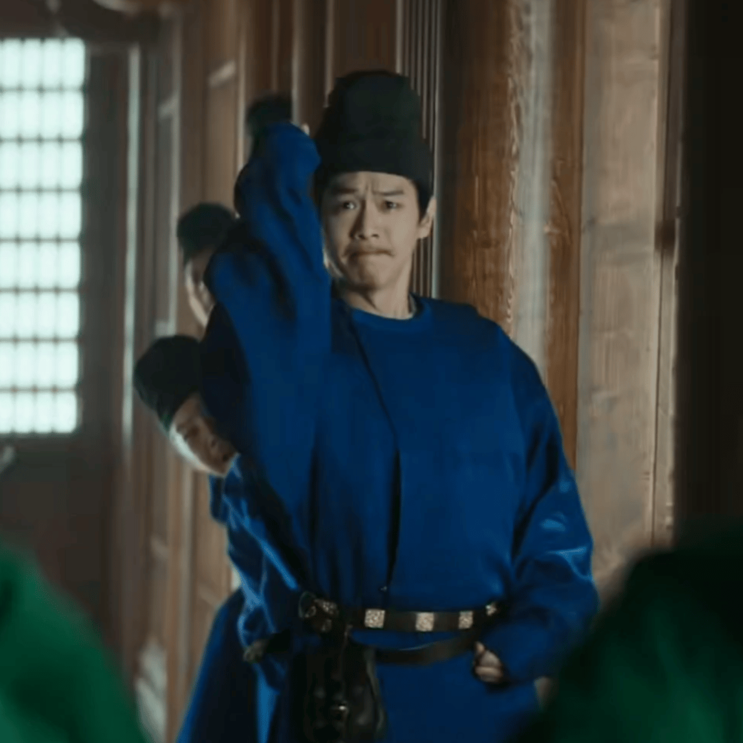 张若昀在电影《长安的荔枝》里饰演的杜甫，其实是将真实的杜甫和李善德的同僚两个角色