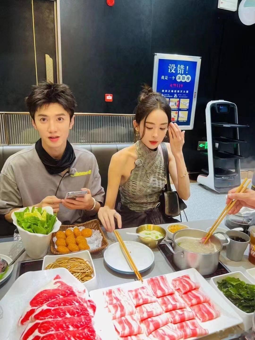 娜扎、陈哲远，他俩总坐在一起，是在炒CP吗？这期是穷游组吗哈哈哈[笑cry]穷游