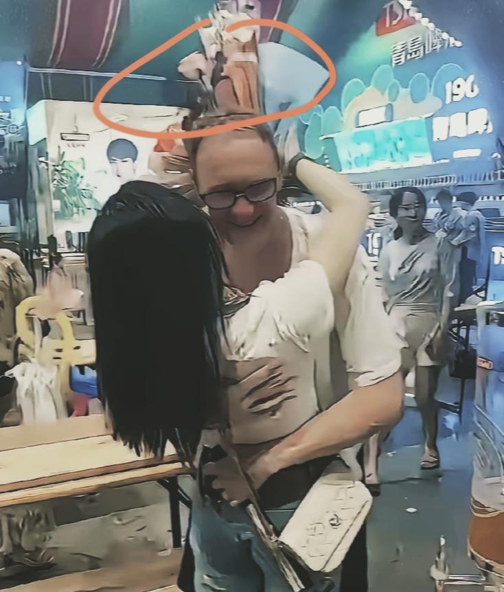 青岛夜市一幕刷屏！
一束野花，轻松拿下年轻小姑娘
看得无数网友五味杂陈。
 一位