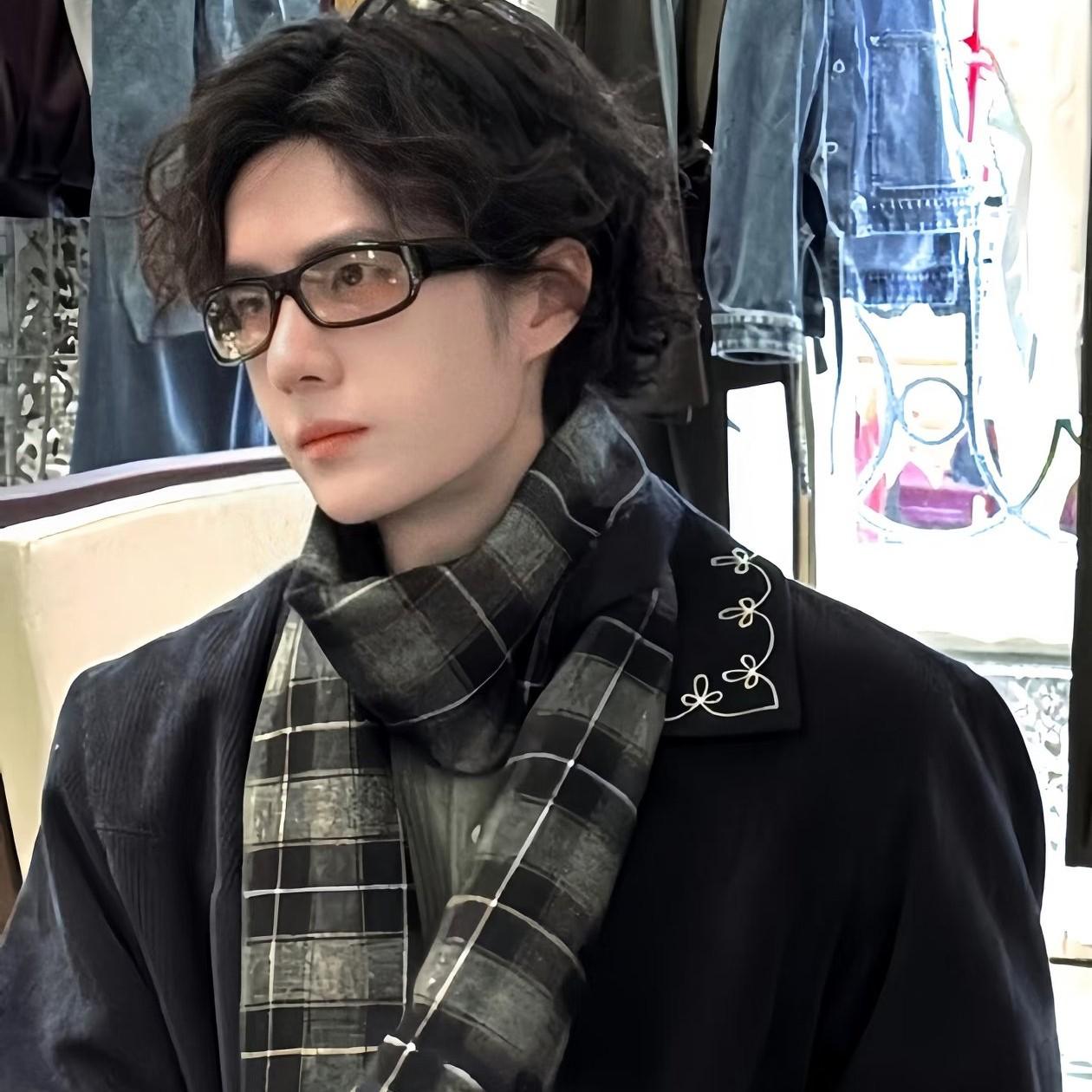 不是替王一博澄清，是吃瓜也要实事求是。
王一博最近又被爆料跟綦美合的绯闻
这次更