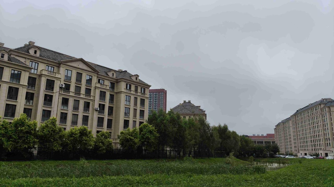 我的今日状态：🏃‍➡️运动
我这里的天气：☁️阴天
晨风陪伴送清凉，
阴雨绵绵