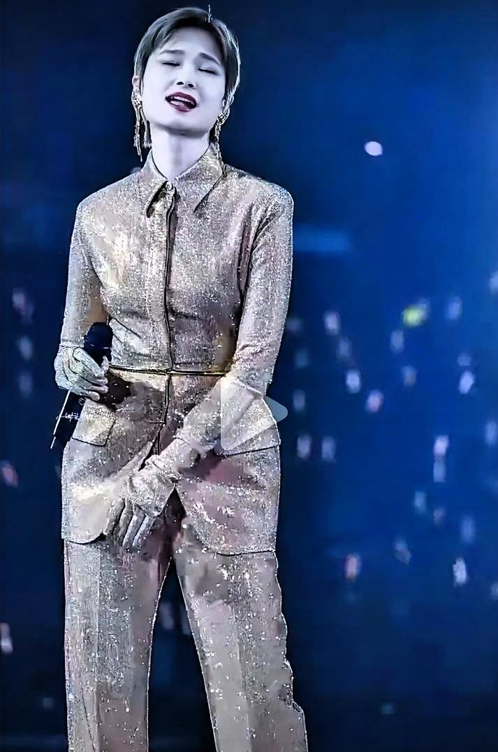 李宇春42岁了，有人说她没变，有人说她命好。

出道21年，皮肤、下颚线、眼神里