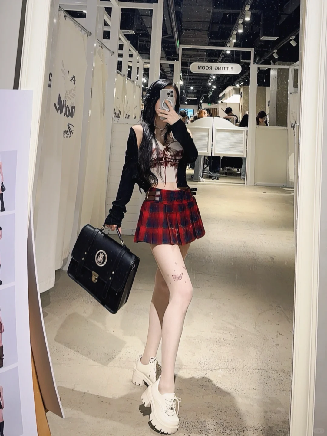 165/88 穿上裙子就是兵，美式女高轻松拿捏