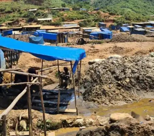 【突发！刚果（金）一矿区临时桥梁坍塌 已致超40人遇难】

当地时间11月15日