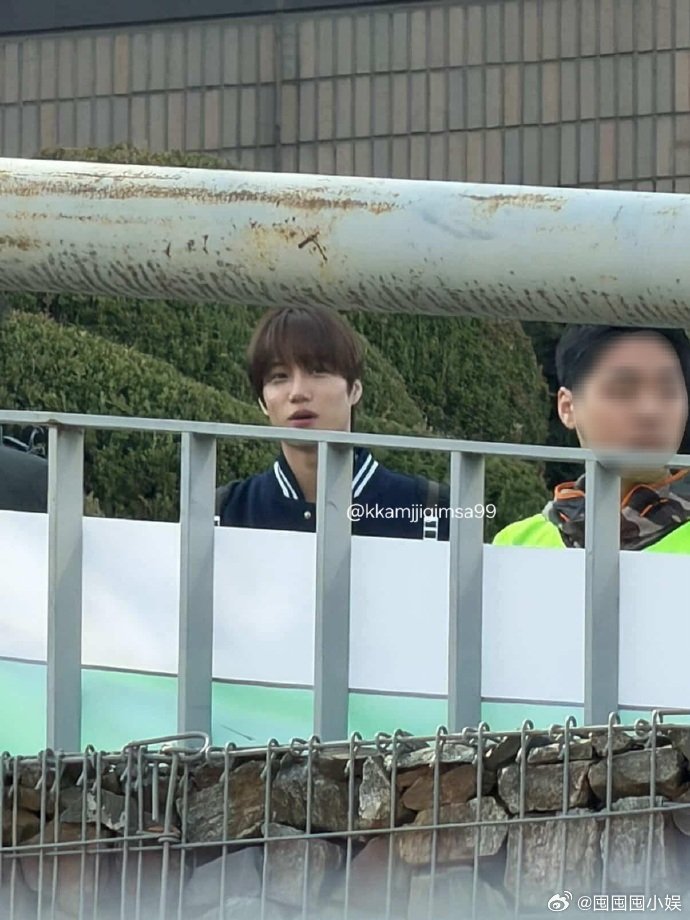 金钟仁cortis综艺拍摄路透 金钟仁已打入六代，说是刚出道的都可以吧！金钟仁已