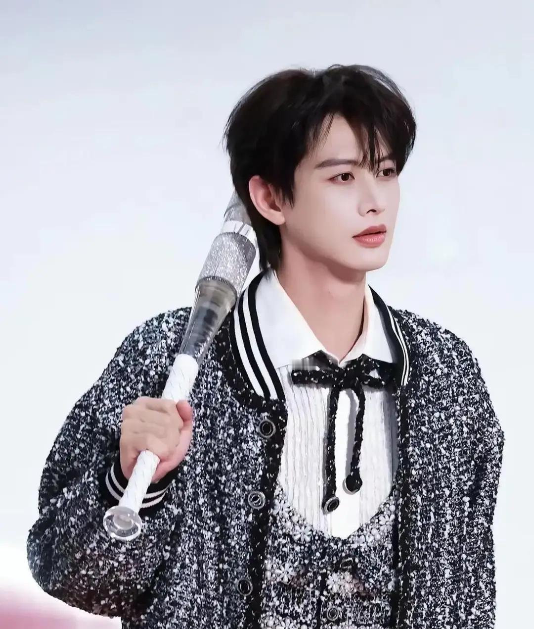 于正剪戏那夜，凌晨三点，他手抖着把何健麒镜头全删，怕绯闻砸盘。
 
三个月后，何