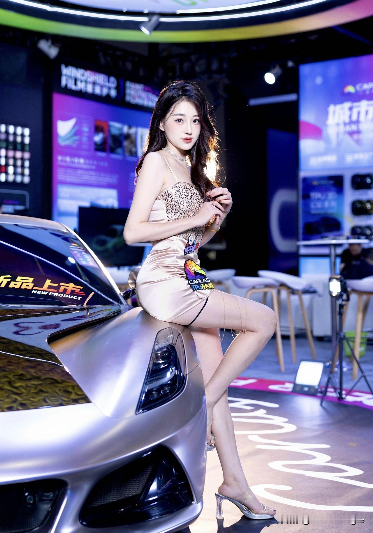 在车展上，她与豪车共舞，闪耀全场！💃🚗✨