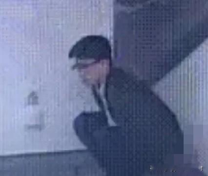 地铁站里，一个西装革履戴眼镜的帅小伙，竟然蹲在地铁站的角落里干坏事！由于没带手纸