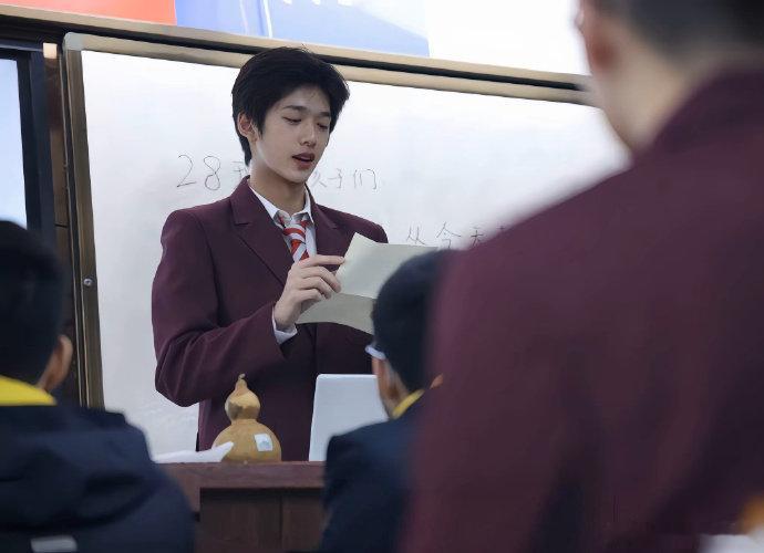 官俊臣回时代峰峻上班了大官人真的好敬业啊，高考最后一科的余温还没散呢，人已经到公