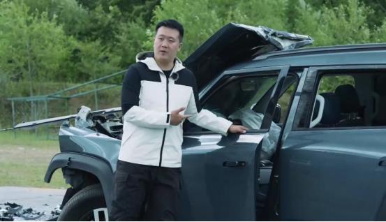 深蓝G318 32米高空自由落体至钢板，连车机屏幕都能正常使用？

32米高空摔