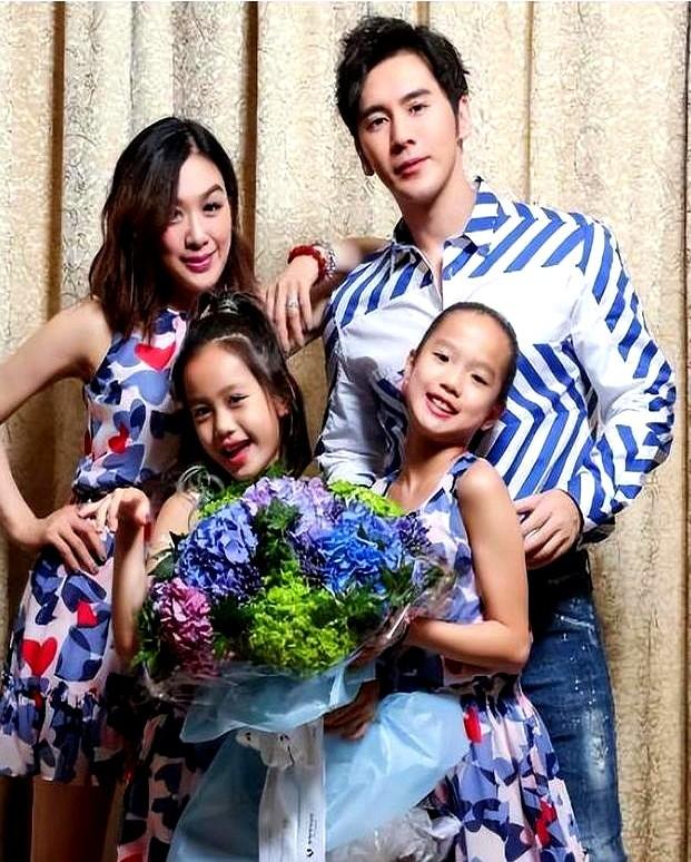 2015年，张伦硕认识钟丽缇时，无房无车存款仅5万，在北京租房住。当时钟丽缇离婚