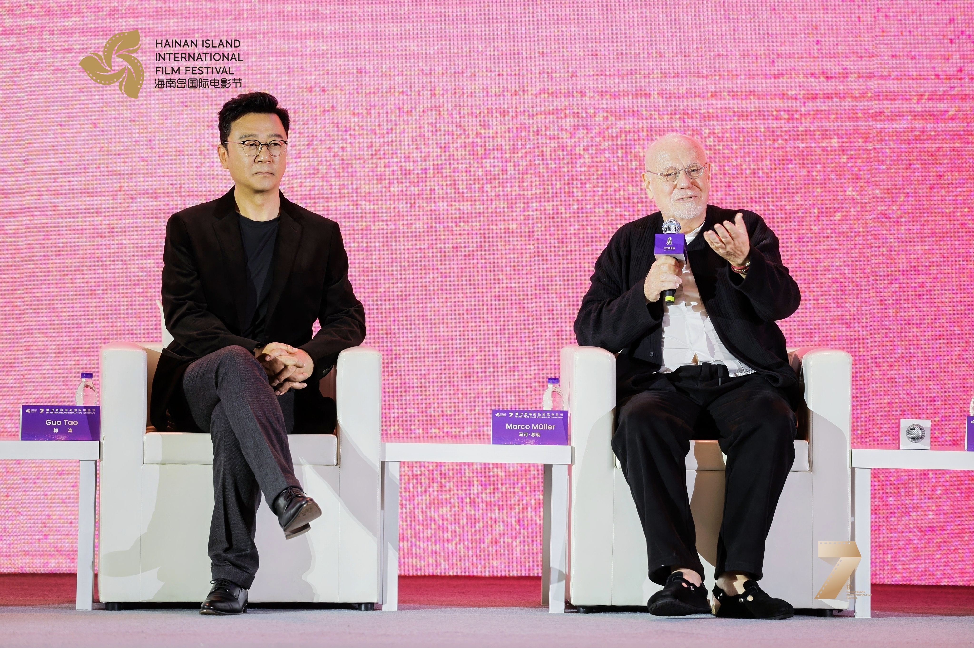 郭涛在今天海南岛国际电影节评委见面会上说自己平时非常喜欢看电影，每天基本上能保证