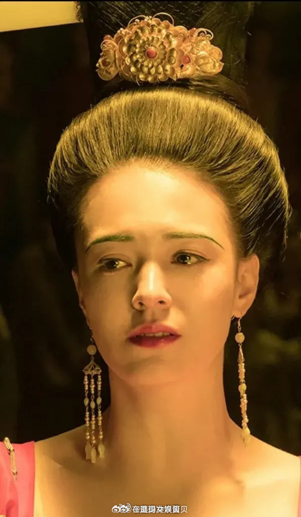 《妖猫传》里这段，我看了好多年都无法理解，杨玉环是挂在哪里荡秋千的？导演只注重美