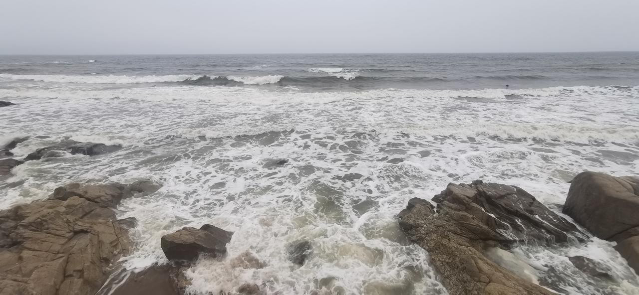 因为台风影响，昨天北戴河海滨全部关闭。在岸边，看到惊涛拍岸，忽然就想起那句诗：惊