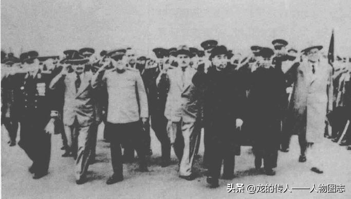 1952年8月17日，周恩来率领中国政府代表团赴苏联，与苏联领导人商谈关于中国第