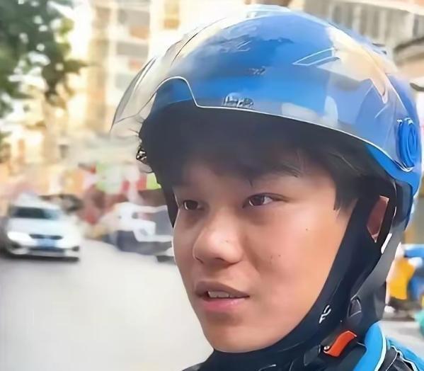 当张宇豪在7月9日的40度天里汗湿工服，专注于穿梭送餐时，一通电话打断了他的专注