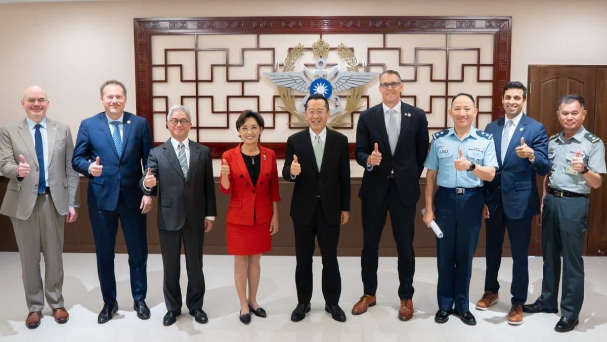 这次联合战备警巡针对的就是美议员窜访台湾并开展军事勾连的。

这事明摆着。

7