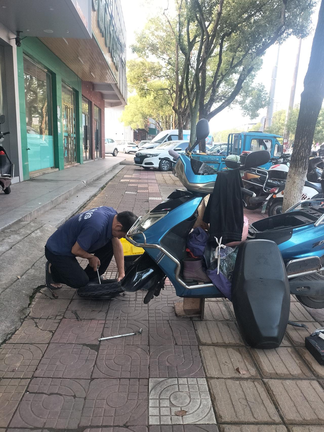 我这辆电动车已经骑了六年多了，现在里面已经烂的不得了，那个坐板里面也坏了，师傅说