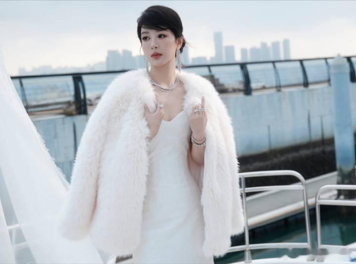 杨紫商务活动直播状态拉满了，状态特别好的美女 