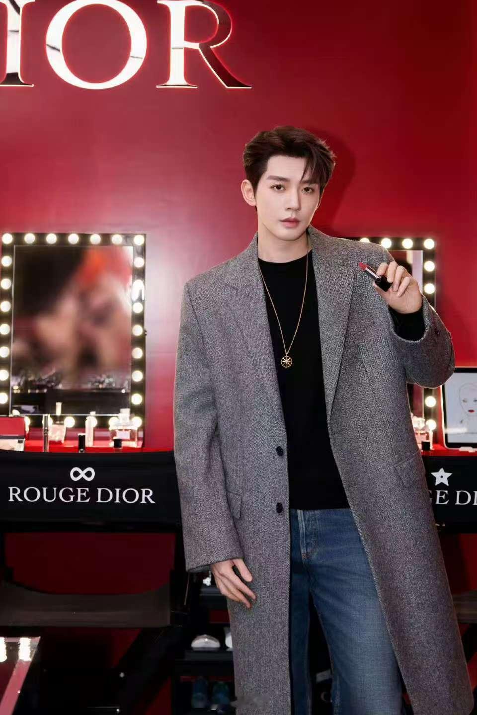 邓为定格新年闪耀邓为定格新年闪耀时刻邓为定格新年闪耀，好帅，