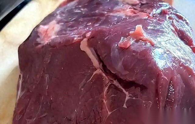 美国人快吃不起牛排了。
不是开玩笑，新闻上说，他们那牛排价格冲到快200块人民币