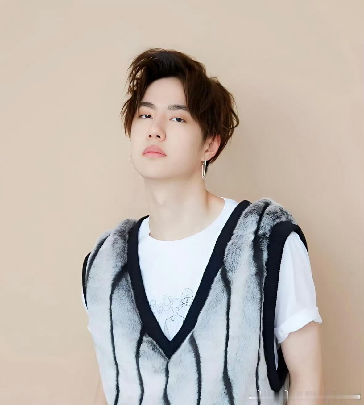 王一博0805生日快乐 ‖王一博jimmychoo全球代言人 他总能把不同风格轻