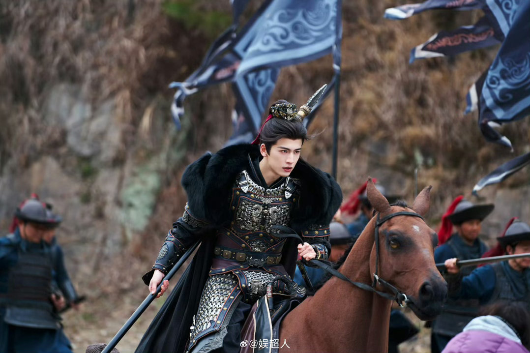 张凌赫给张杰送花篮 张凌赫为张杰送上花篮，神剧采访中还提到《天下》是谢征进行曲，