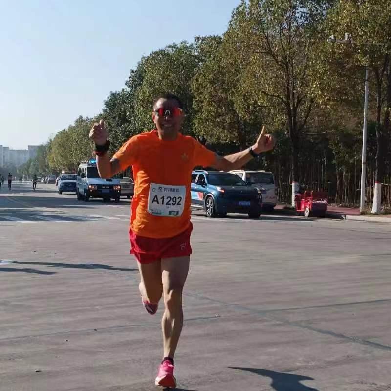 跑步戴什么眼镜？
那肯定是防紫外线、防飞虫的欧宝来眼镜啦~
这款百元就能拿下的跑
