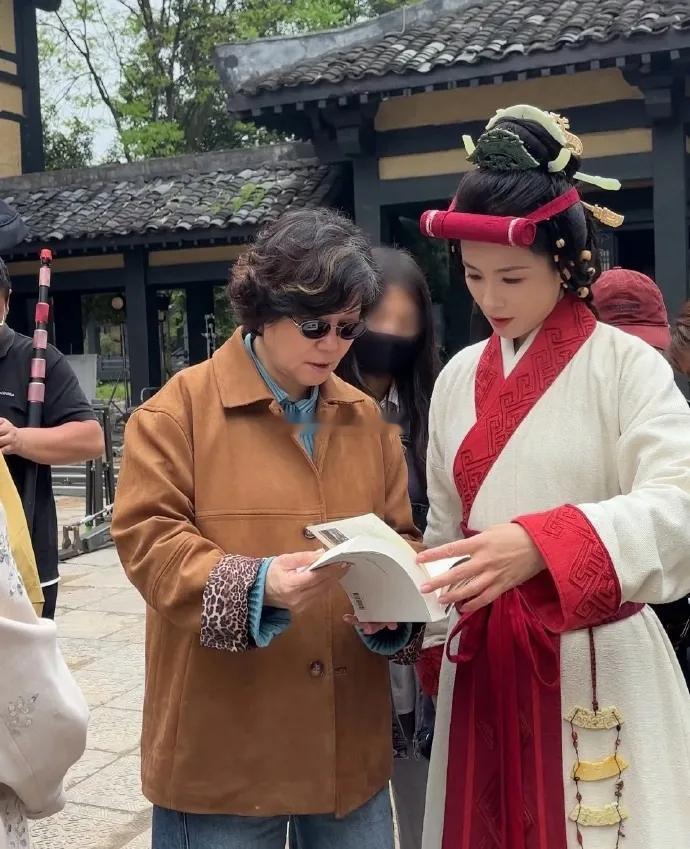 刘涛在录制新剧的时候搭配的很有特色，看上去也十分的靓丽，还别有一番风韵，穿了一身