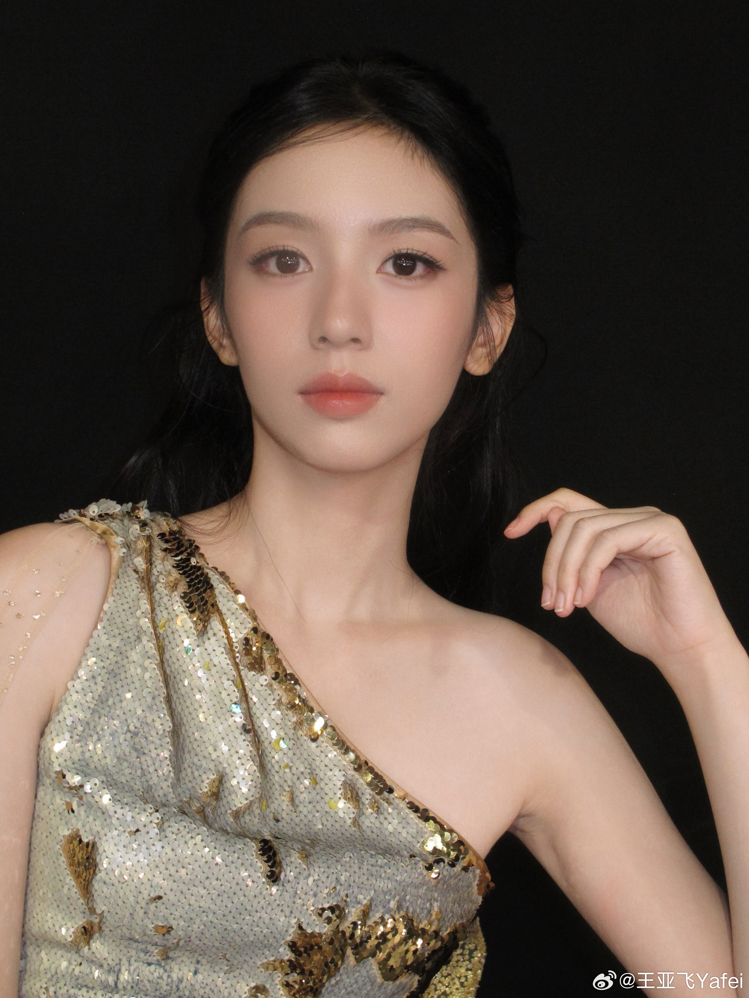 在巴黎给周也[超话] 化的慵懒微醺妆化妆：王亚飞大师出妆巴黎时装周周也  ​​​
