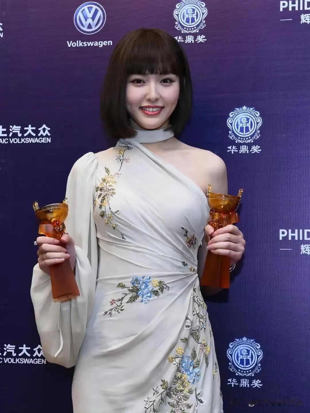 难怪罗晋非她不娶！罗晋是当今中国最伟大，最优秀的男人，这个世界如果有男人就只有罗