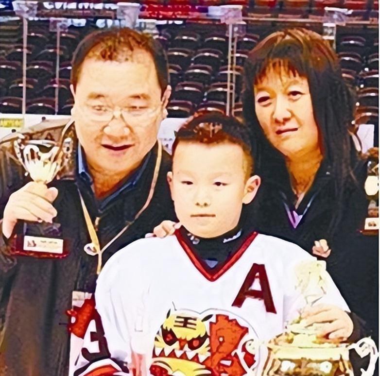 英达当年一句“巴图不再叫英巴图”，直接把亲儿子扫地出门。
如今看巴图直播带货风生