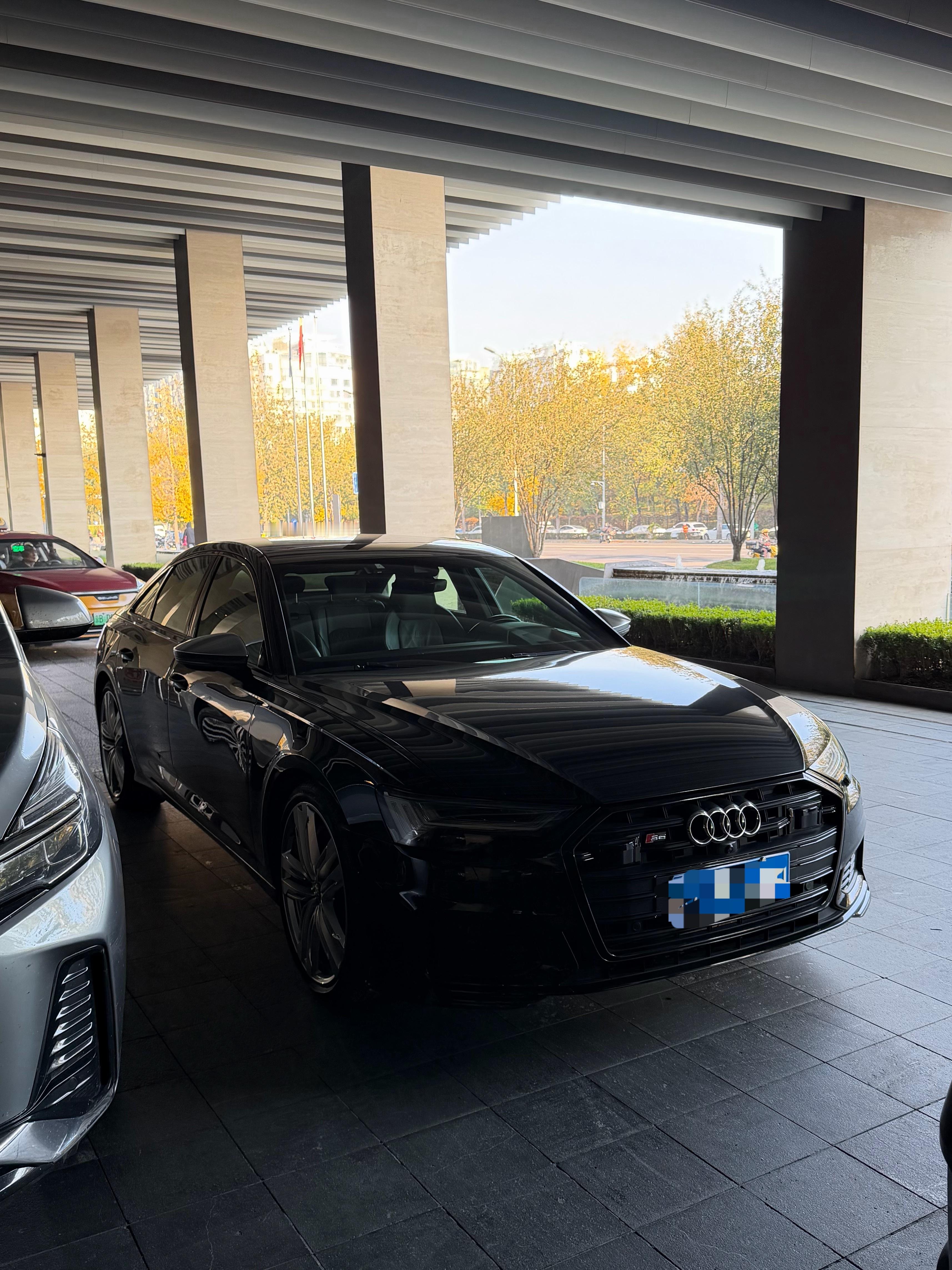 奥迪S6 汽场全开 虽然改S6风格的A6L见过很多，但真S6还是气质不一样，一眼