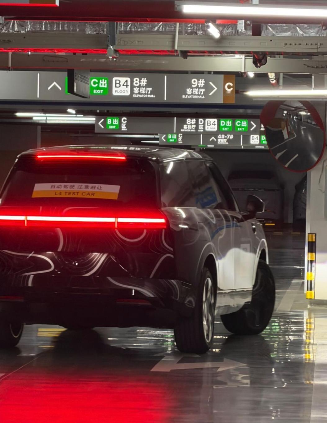 小鹏GX最近被人拍到了轻伪装路试图，新车2月5日何小鹏本人在社交平台上对其进行相