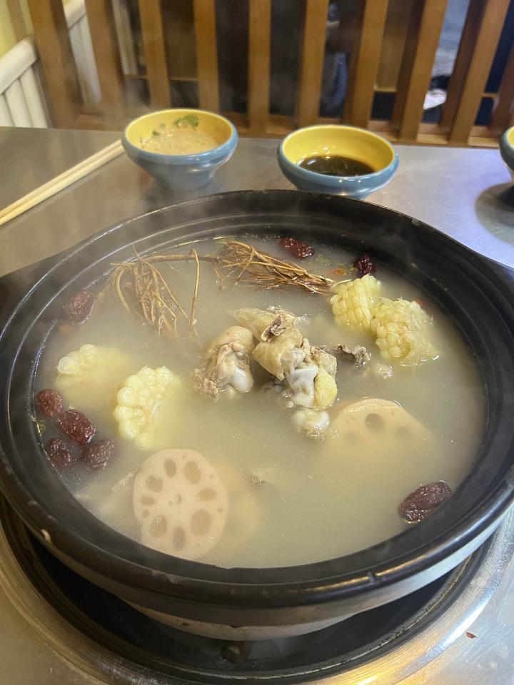五指毛桃的味道很浓郁。
以前不知道还有五指毛桃炖鸡，偶然间喝到一款饮料，就是五指