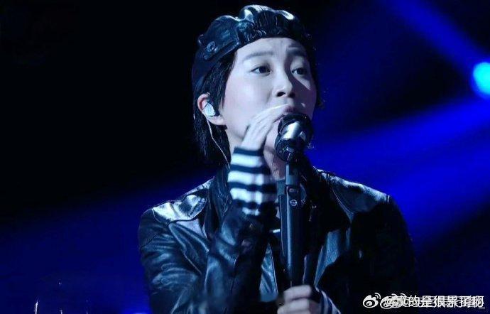 窦靖童顶着两坨泡面就出来了谁把泡面倒窦靖童肩上了歌手直播抛开外形带来的趣味热议，